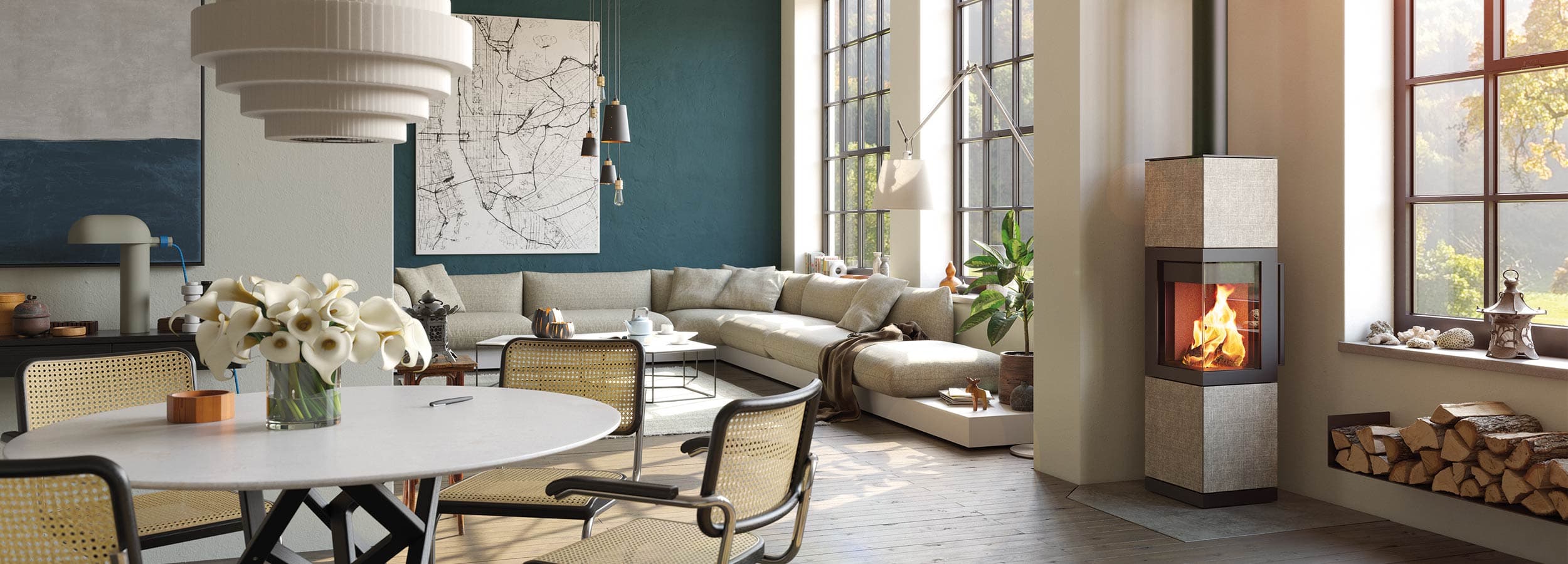 Moderner Speicherkaminofen mit grauem Sockel und Holzfach in hellem Wohnzimmer mit Ecksofa und großen Fenstern