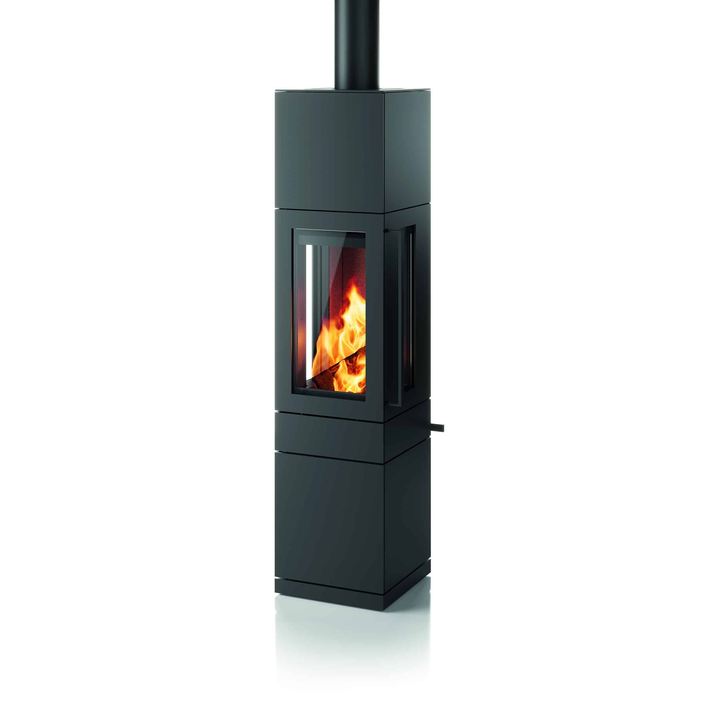 Kaminofen Astana IQ in Schwarz mit brennendem Holzfeuer hinter Glastür, Speicherflächen oben und unten