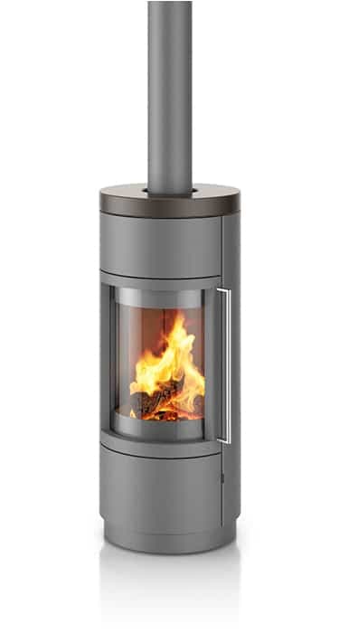 Speicherofen Basilia von Hase, silbergrau, mit Glasscheibe und Keramikabdeckung, brennendes Holzfeuer sichtbar