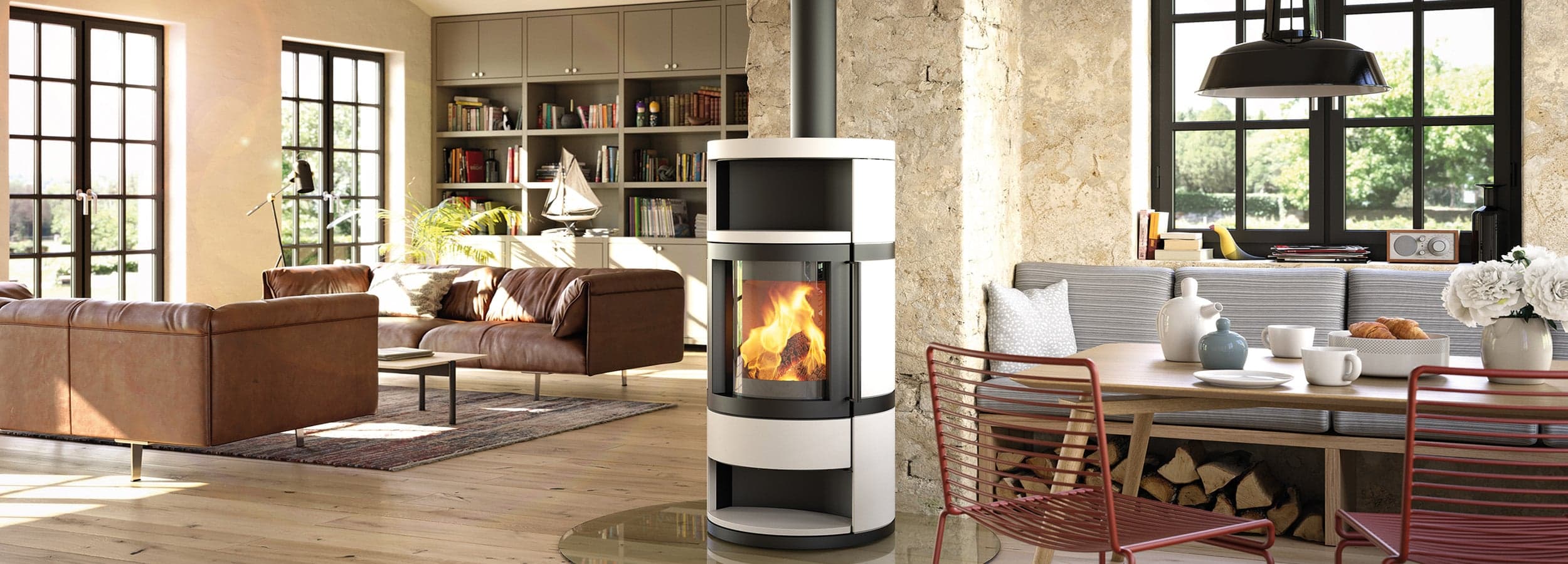 Speicherkaminofen Hase Como in Schwarz und Alabaster in modernem Wohnzimmer mit Ledersofa, Bücherregal und Essbereich