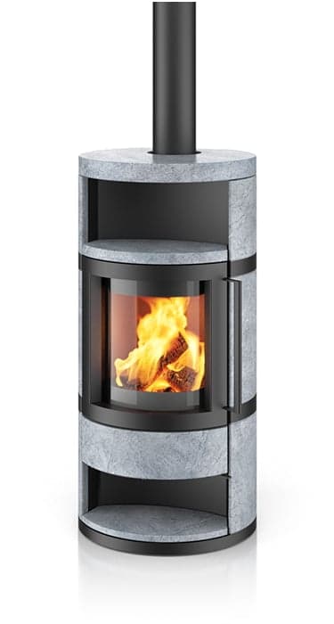 Speicherkaminofen Como in Schwarz und Speckstein mit brennendem Feuer, Sichtfenster und offenen Ablageflächen