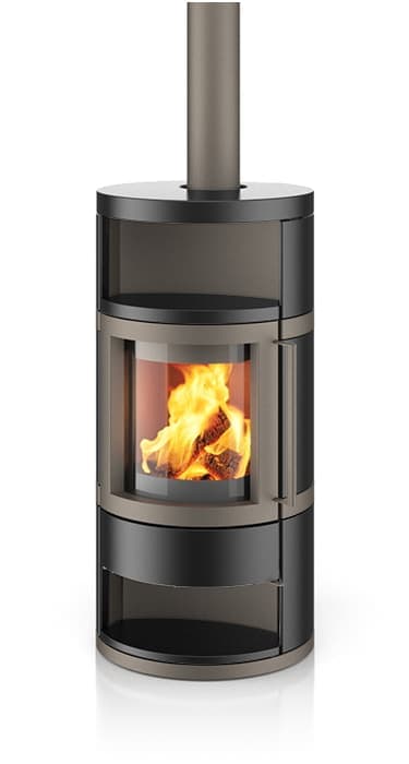 Kaminofen Como mit Speicherung, zylindrische Form, schwarzes Stahlgehäuse, Brennraum mit loderndem Holzfeuer, graues