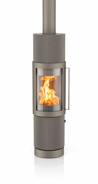 Speicherkaminofen Hase Elvas in Grau mit strukturierter Oberfläche, sichtbarem Feuer hinter Glasscheibe und Rauchrohr
