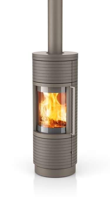 Moderner Kaminofen Lima von Hase mit Ringtextur in Mojave-Grau, Sichtfenster mit brennendem Holzfeuer, zylindrisches Design