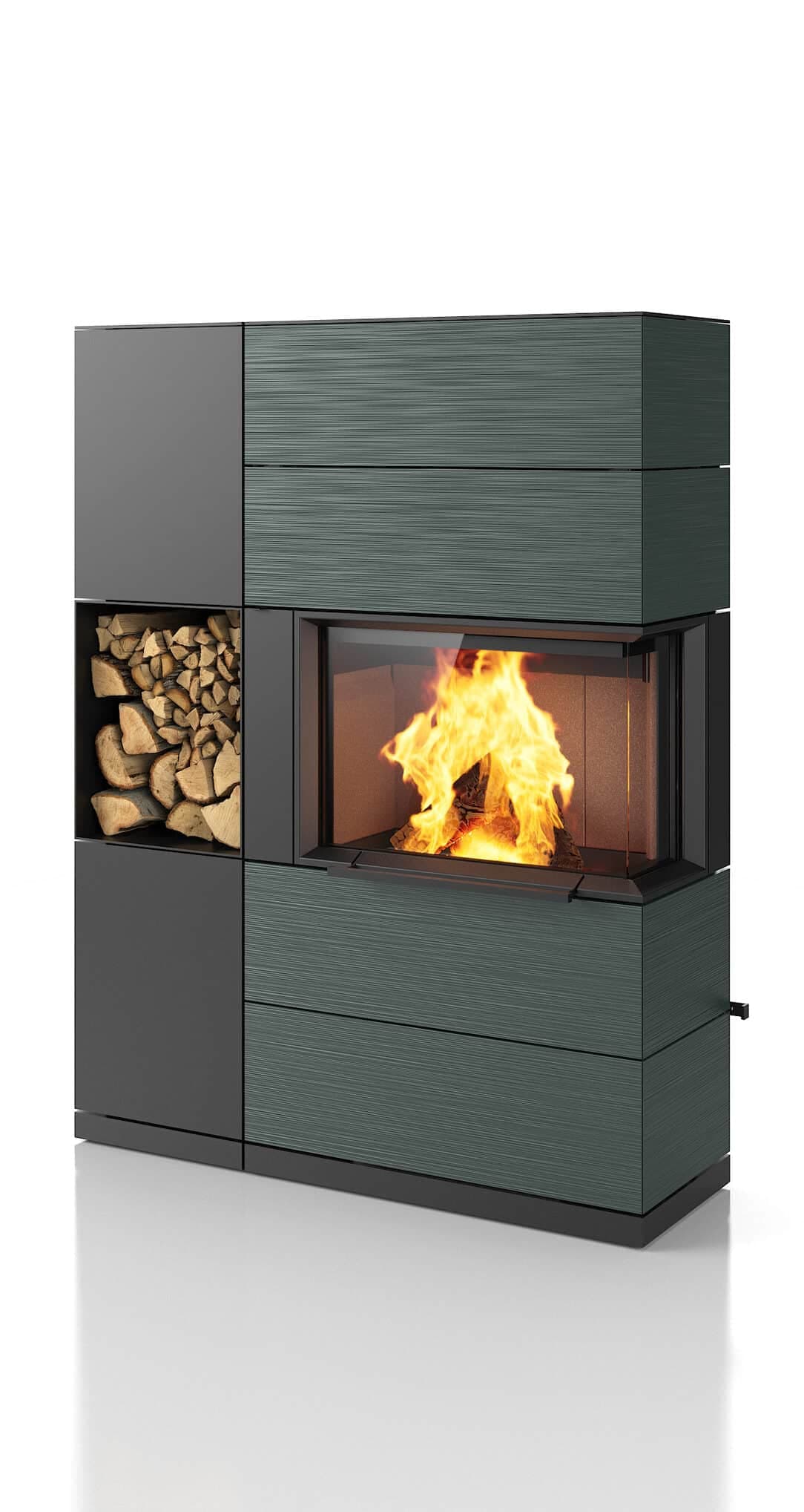 Speicherofen Padua 160 mit grüner Linientextur, integriertem Holzregal und sichtbarem Feuer im Brennraum