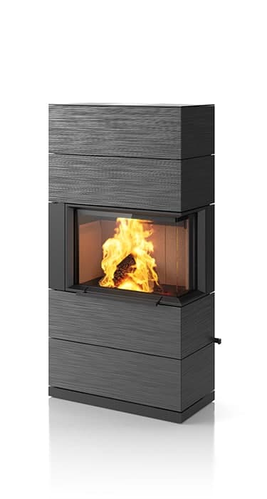 Kaminofen Padua 160 mit grauer Keramikverkleidung und Linientextur, offenes Feuer sichtbar, schwarzer Sockelbereich