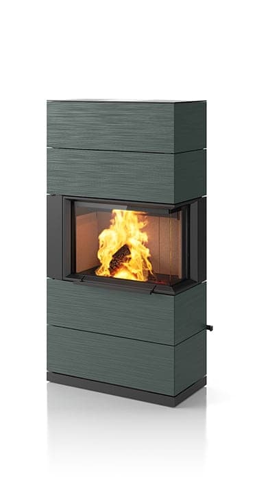 Speicherkaminofen Padua 160 von Hase mit grüner Keramikverkleidung und sichtbarem Feuer hinter der Glasscheibe