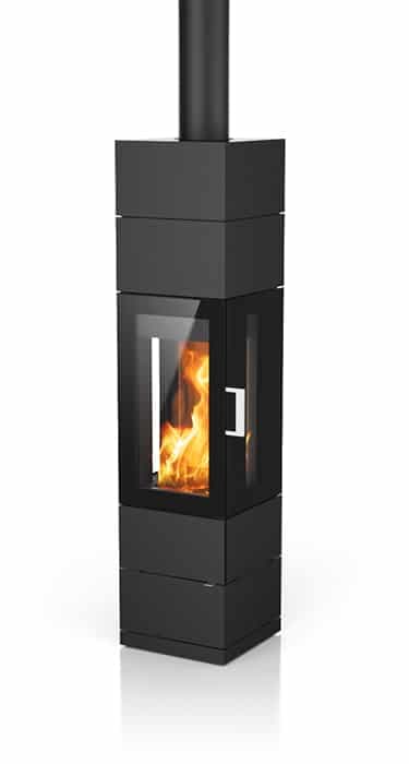 Kaminofen Sendai 155 in Schwarz mit Sichtscheibe und brennendem Feuer, quadratisches Design mit Speichermasse