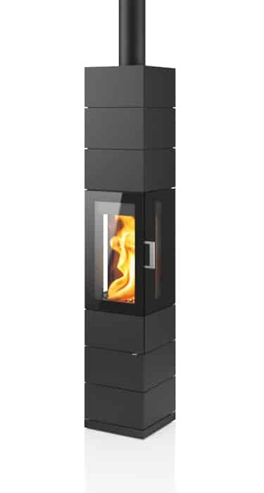 Schwarzer Kaminofen Sendai 175 von Hase mit Aufbauelement und sichtbarem Feuer hinter der Glasscheibe