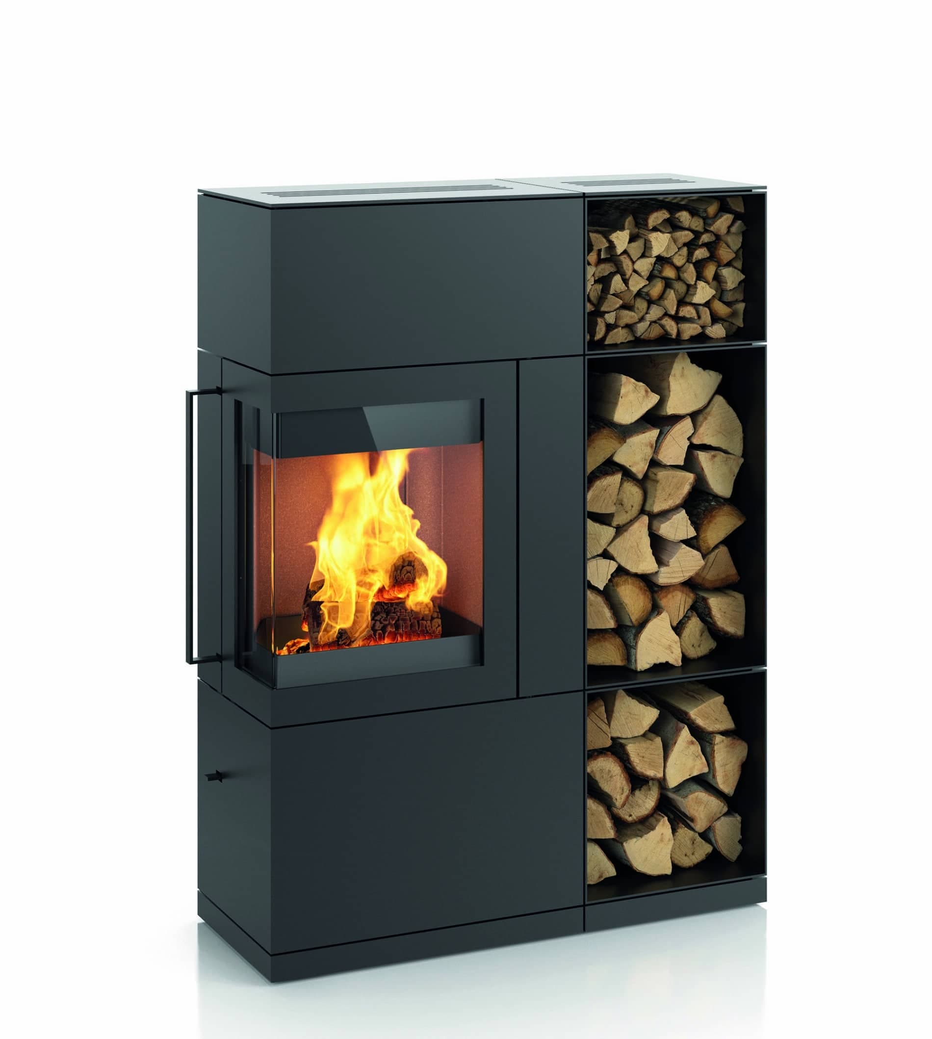 Kaminofen Sendai Pro 135 in Schwarz mit integriertem Holzlager-Regal, brennendes Feuer sichtbar