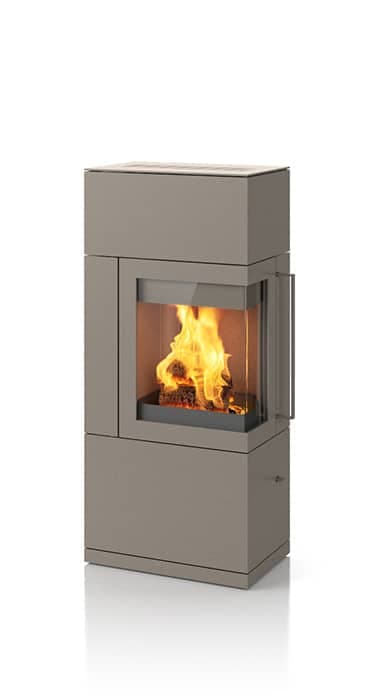 Hase Sendai Pro 135 Kaminofen in Titan mit sichtbarem Feuer im Feuerraum, Ansicht von vorne