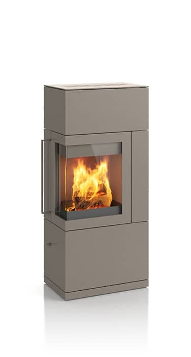 Kaminofen Sendai Pro 135 in Titan-Grau mit sichtbarem Feuer hinter großer Glasscheibe