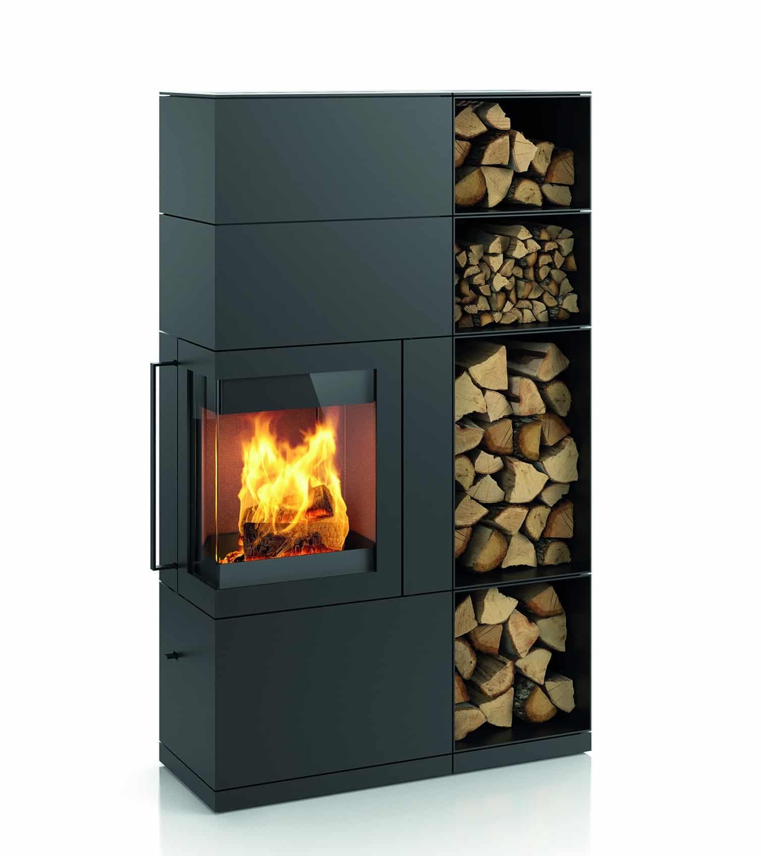 Hase Sendai Pro 165 Kaminofen in Schwarz mit integriertem Holzlagerungsregal, brennendes Feuer sichtbar