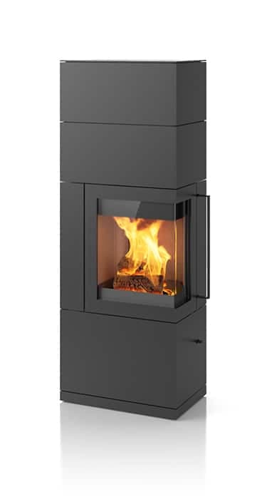 Schwarzer Kaminofen Sendai Pro 165 mit Speichermasse, Sichtscheibe und brennendem Holzfeuer in der Brennkammer