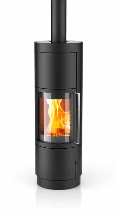 Schwarzer Kaminofen Sila Plus von Hase mit Sichtscheibe, brennendem Holzfeuer und Metallgriff