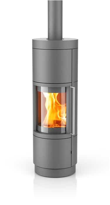 Speicherofen Sila Plus in Silbergrau mit sichtbarem Feuer hinter Glassichtscheibe und Stahlmantel