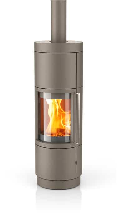 Kaminofen Sila Plus in Titangrau mit sichtbarem Feuer hinter der Glasfront, zylindrische Form mit oberem Abzugsrohr