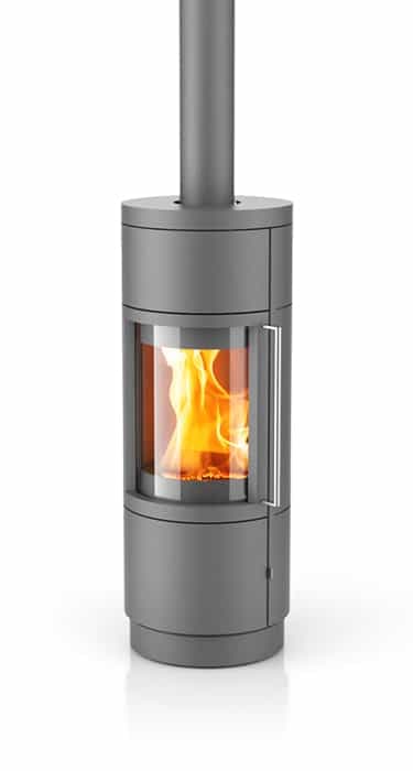 Hase Sila: Kaminofen mit zylindrischem Stahlgehäuse in Silbergrau, großer Glasscheibe und oberem Stahlrohr, brennendes Feuer sichtbar