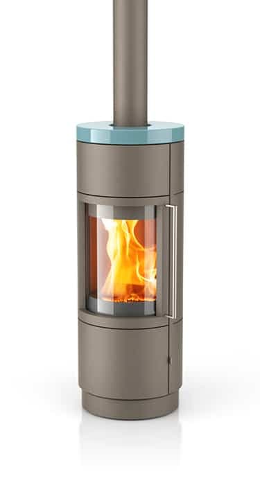 Hase Sila Kaminofen aus Stahl mit Glassichtfläche, grauer Korpus, türkise Abdeckung, brennendes Feuer sichtbar