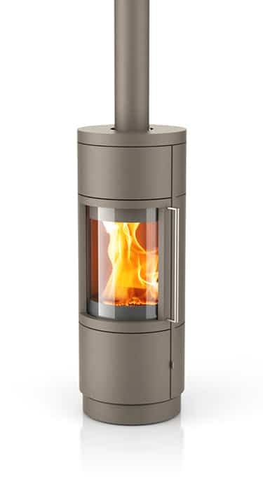 Hase Sila: Stahlgrauer Kaminofen mit Sichtscheibe und brennendem Feuer, zylindrisches Design mit Abzugsrohr