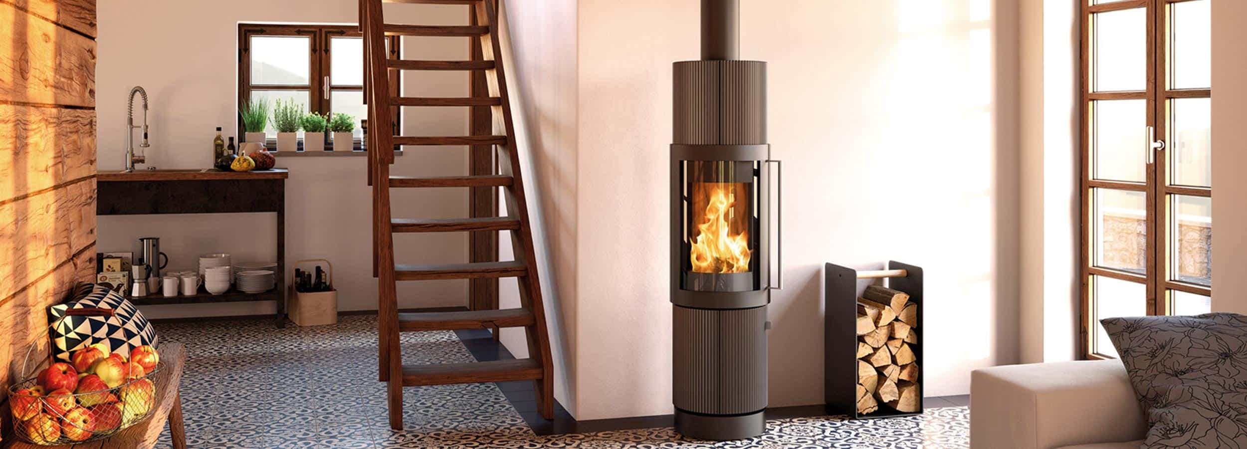 Kaminofen Hase Elvas in Schwarz mit Silbermetallic-Akzenten in modernem Wohnraum, Feuer sichtbar, daneben Holzlagerung und