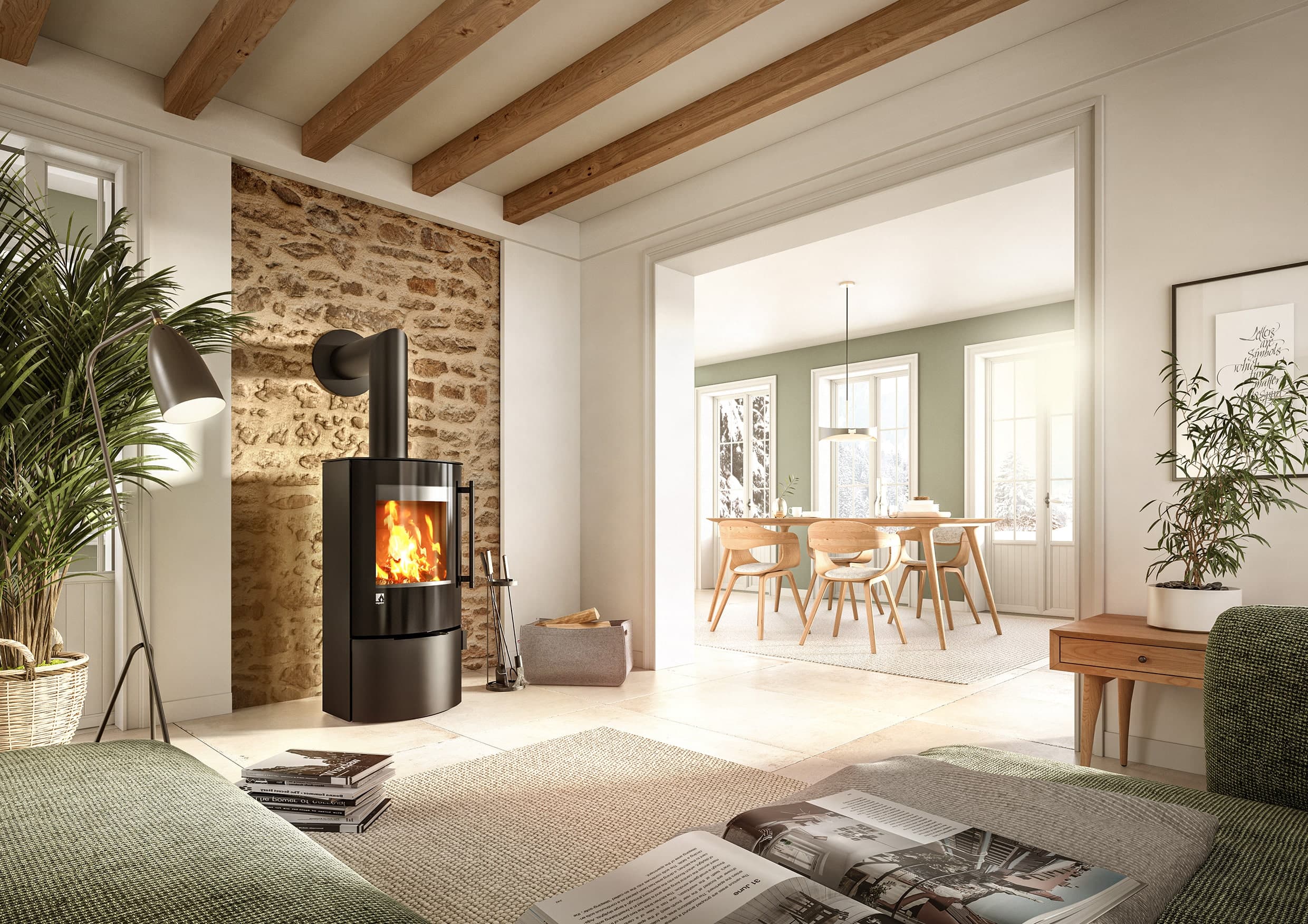 Schwarzer Kaminofen Andalo 3S aus Stahl mit sichtbarem Feuer in einem modernen Wohnzimmer mit Steinwand, Holzbalken und