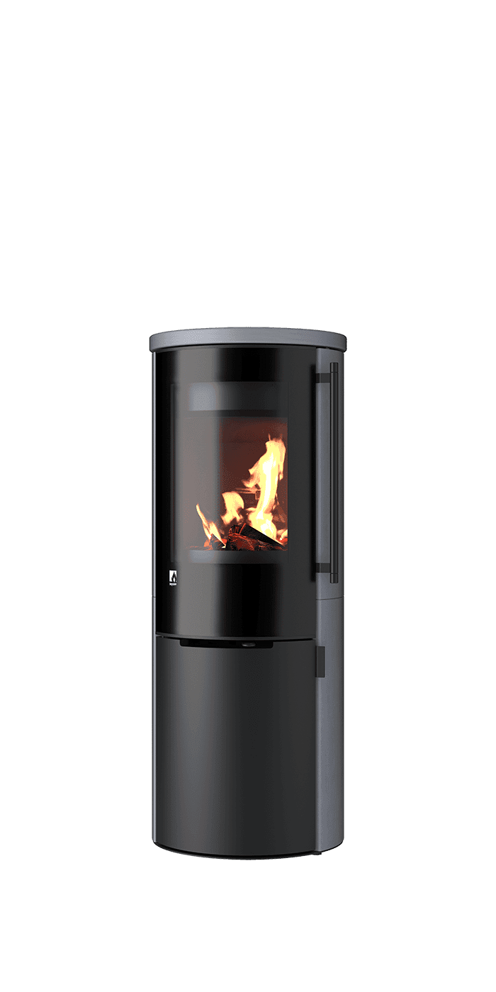 Kaminofen Aprica 2 Edition Trend mit schwarzem Stahlmantel und großer Glastür, brennendes Holzfeuer sichtbar