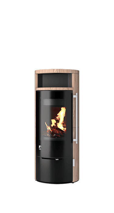 Moderner Speicherofen Aprica 2 Plus Trend mit schwarzem Korpus, Holzfachtur und SandStone-Verkleidung oben, Sichtscheibe