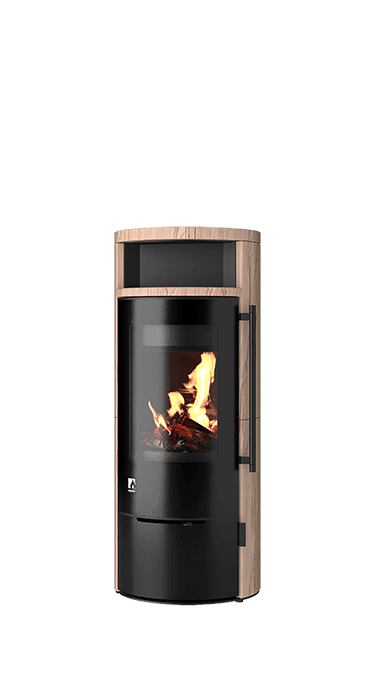 Speicherofen Aprica 2 Plus Trend mit schwarzem Korpus, Holzrahmen in Sandstone und brennendem Holzfeuer sichtbar hinter