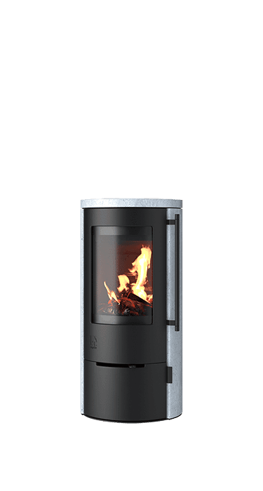 Kaminofen Aprica 2 mit schwarzem Rahmen, Holzfachtür und grauer Natursteineinfassung, brennendes Holzfeuer sichtbar