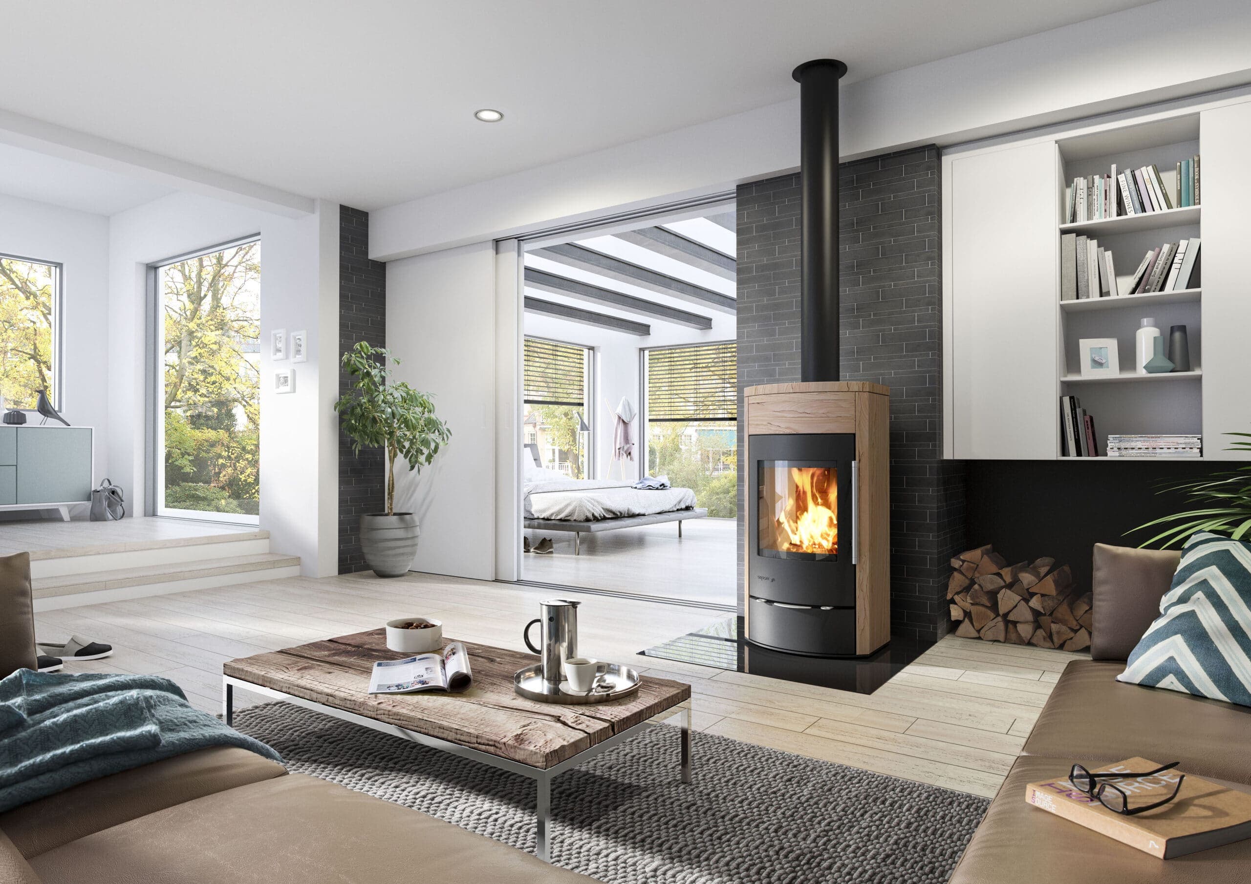 Moderner Speicherkaminofen Arola Edition in Holzoptik und anthrazit mit schwarzem Rohr in hellem Wohnzimmer mit großer