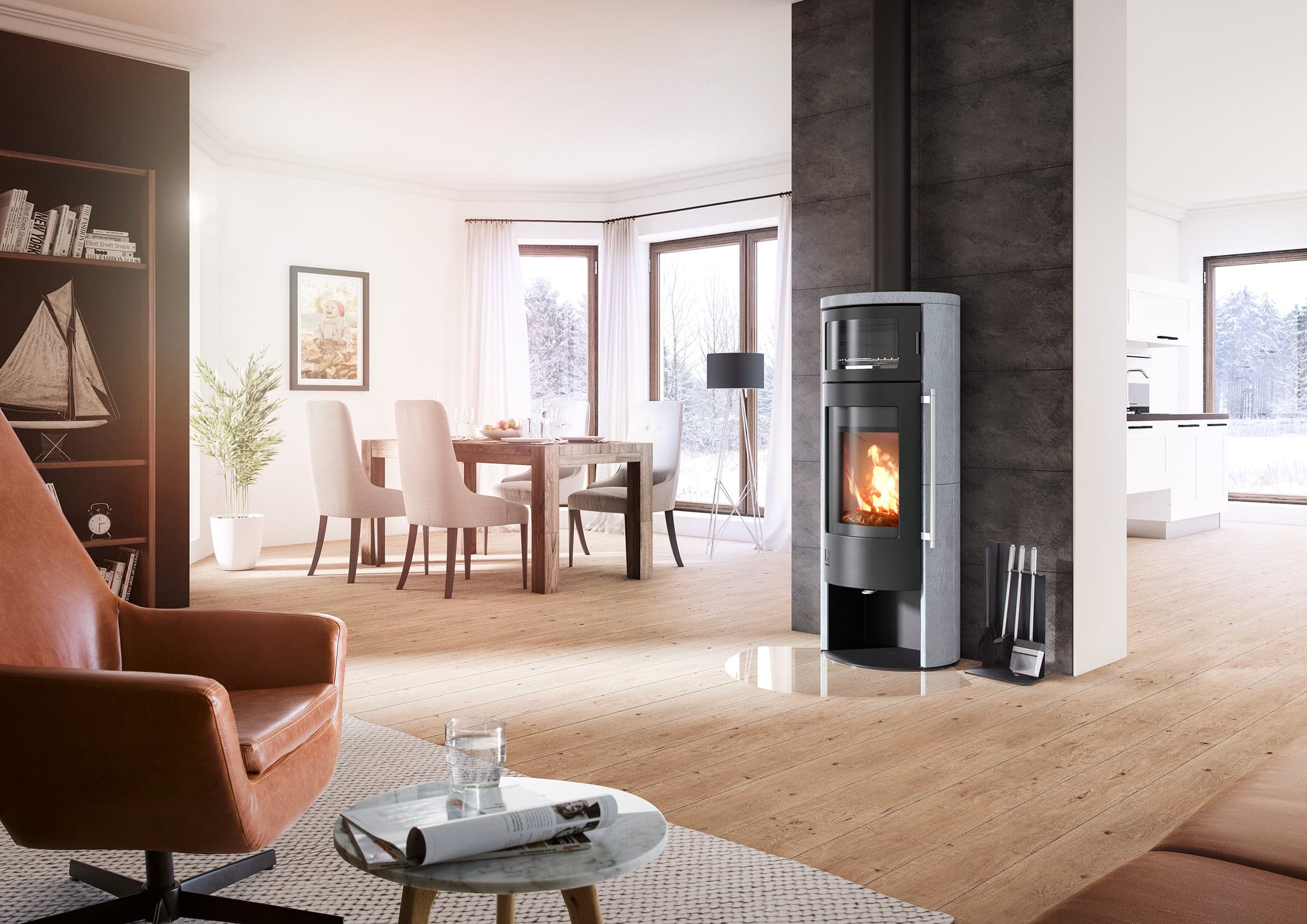 Speicherofen Aprica 2 Cook in Naturstein-Optik mit schwarzer Feuerraumtür in modernem Wohnzimmer, seitlich Ledersessel und