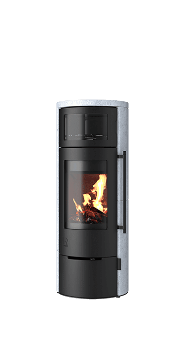 Aprica 2 Cook Speicherofen mit Natursteinsockel, schwarzen Bedienelementen und Holzfachtür, brennendes Holzfeuer sichtbar