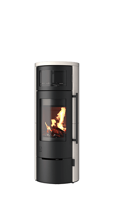 Aprica 2 Cook Kaminofen in PremiumWhite mit schwarzen Bedienelementen und Holzfach, Feuerraum mit brennenden Holzscheiten