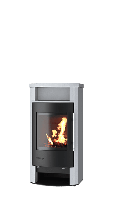 Speicherkaminofen Arola PremiumGrey mit brennendem Holzfeuer, graue Verkleidung mit schwarzer Brennkammer und Sichtfenster