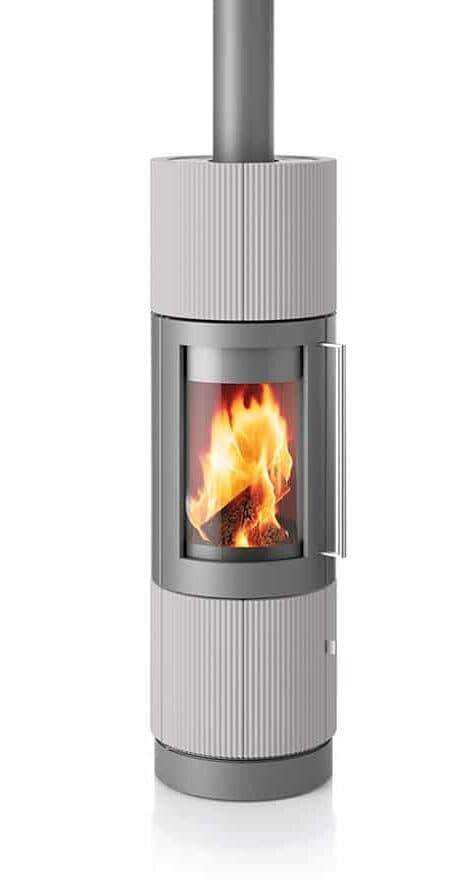 Kaminofen mit Speichermasse in Silbergrau und Dolomit, zylindrisches Design mit sichtbarem Feuer hinter Glasscheibe