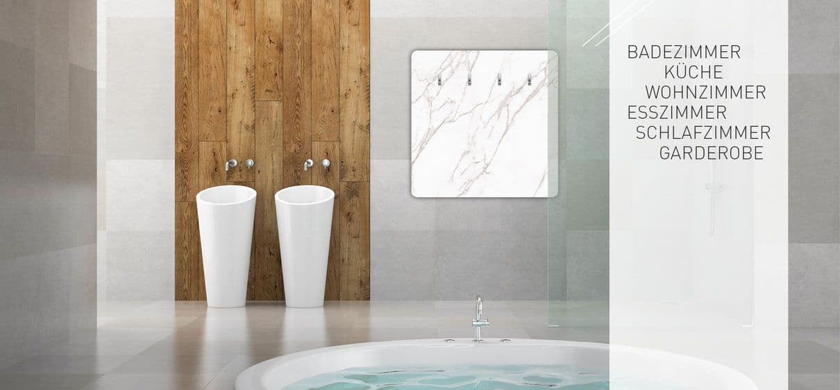 Modernes Badezimmer mit freistehender Badewanne, Holzwand, zwei weißen Säulenwaschtischen und Marmorspiegel