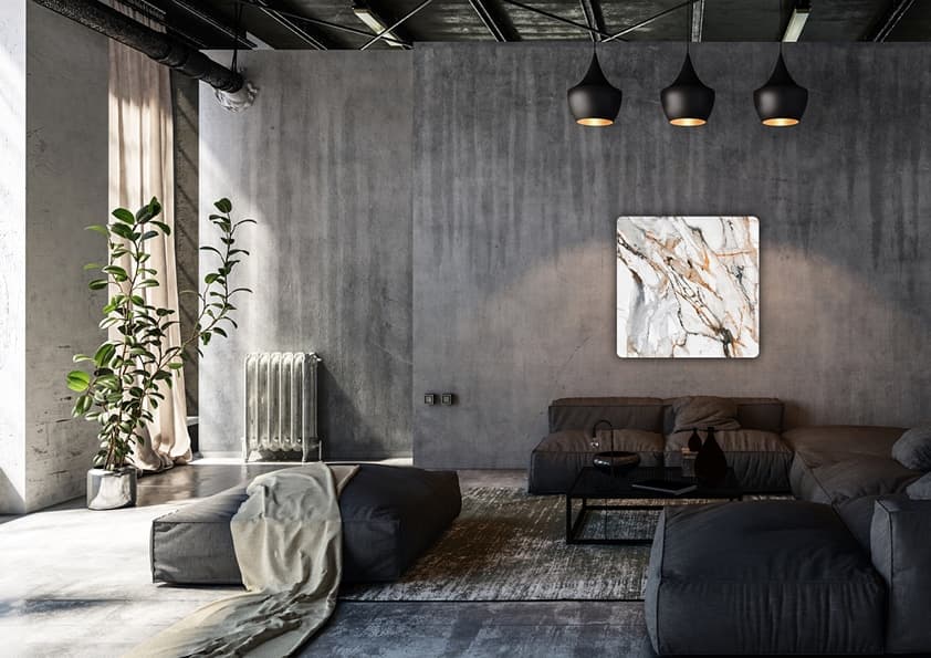 Modernes Wohnzimmer mit grauer Betonwand, braunem Ledersofa, schwarzen Pendelleuchten und weißem Gliederheizkörper neben