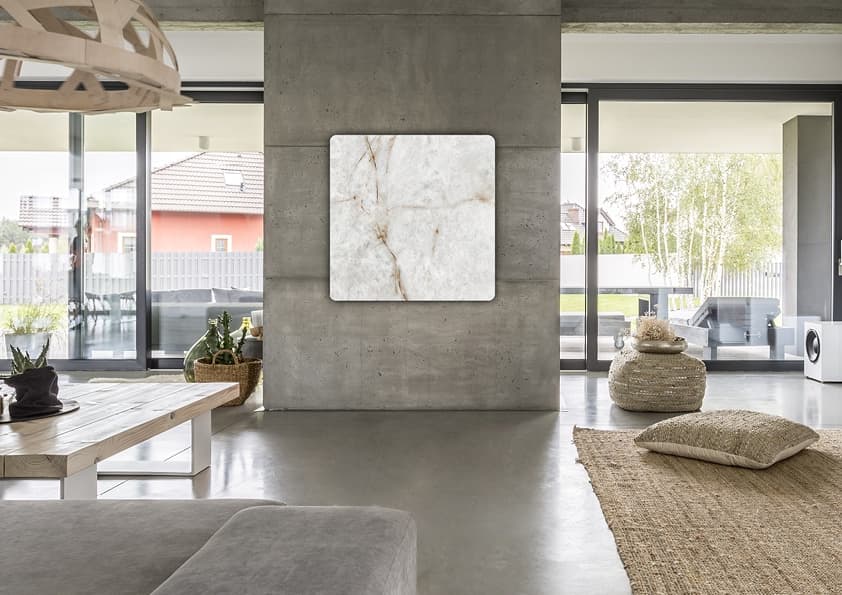 Modernes Wohnzimmer mit Betonwand und quadratischem Marmorkaminofen als zentrales Gestaltungselement