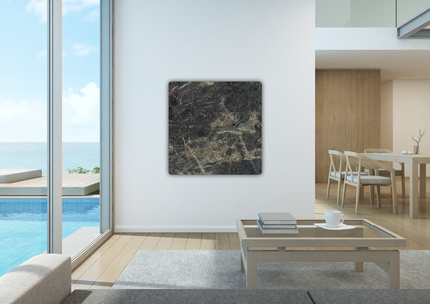 Modernes Wohnzimmer mit großflächiger Fensterfront zum Meer, dunklem Marmor-Wandbild, hellem Holzboden und minimalistischer