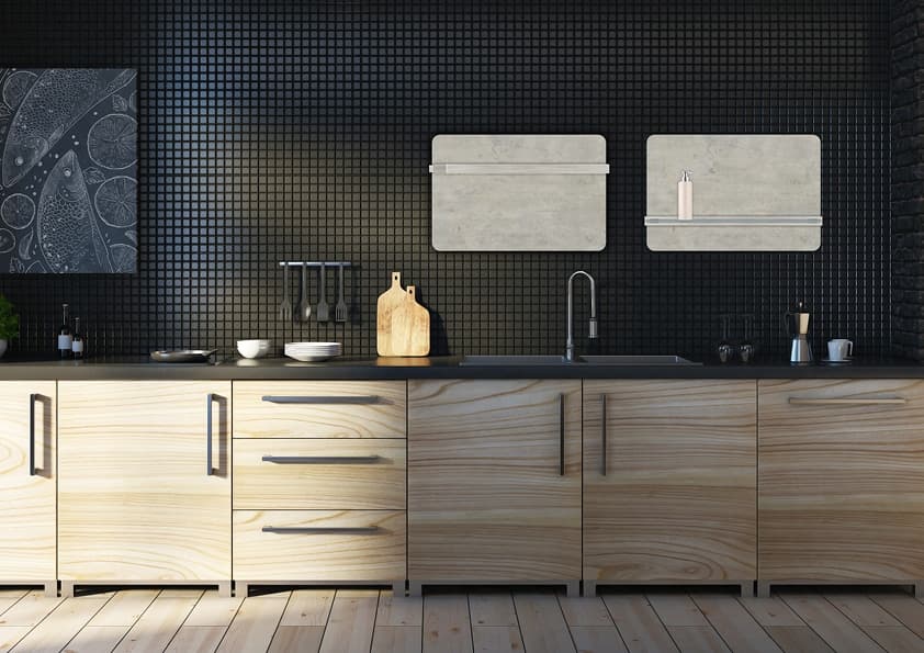 Moderne Küche mit schwarzer Mosaikfliesenwand, Holzfronten in heller Ausführung, integrierter Spüle mit schwarzem