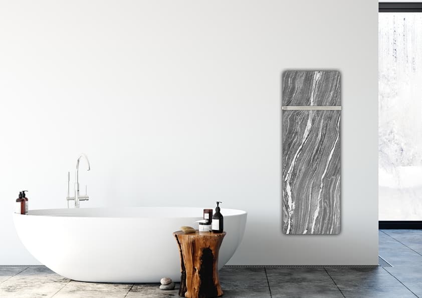 Modernes Badezimmer mit weißer Badewanne, Marmor-Wandheizelement in Grau und zeitgenössischer Ausstattung