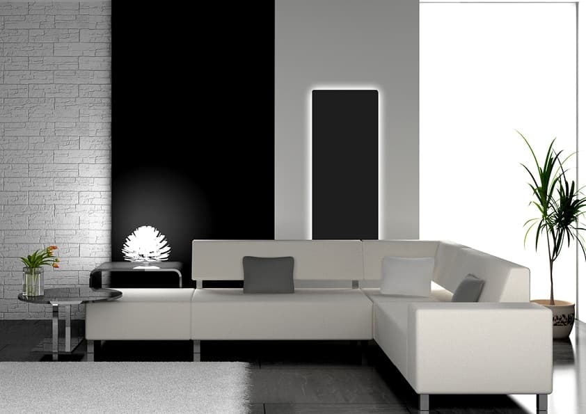 Moderner Kaminofen mit schwarzem Rahmen in grauer Nische, Wohnzimmer mit weißem Sofa und minimalistischer Einrichtung