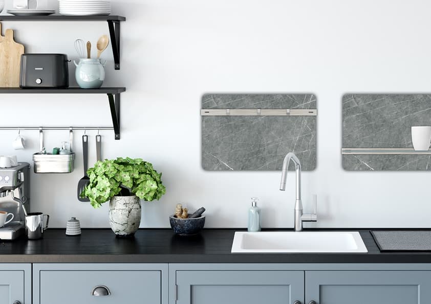 Moderne Küche mit grauer Marmor-Rückwand, schwarzer Arbeitsplatte, hellblauen Unterschränken und weißem Spülbecken mit