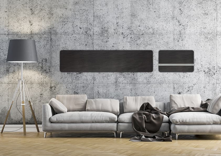 Modernes Wohnzimmer mit grauem Polstersofa, Betonwand und zwei schwarzen horizontalen Wandelementen als Dekoration