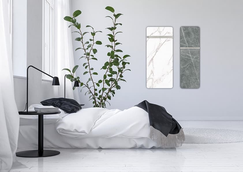 Modernes Schlafzimmer mit minimalistischer Einrichtung, weißer Bettwäsche, schwarzem Nachttisch mit Leselampe und grünen