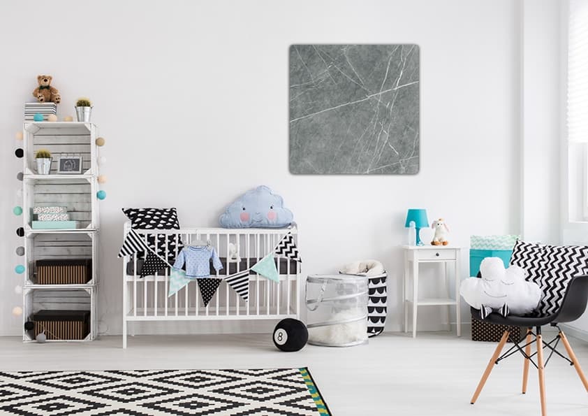 Modernes Kinderzimmer mit weißem Gitterbett, Wandregal und Schwarz-Weiß-Dekor