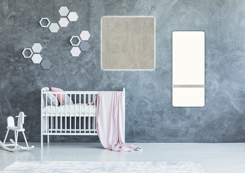 Modernes Kinderzimmer mit grauer strukturierter Wand, weißem Babybett, rosa Textilien und geometrischen Wanddekorelementen