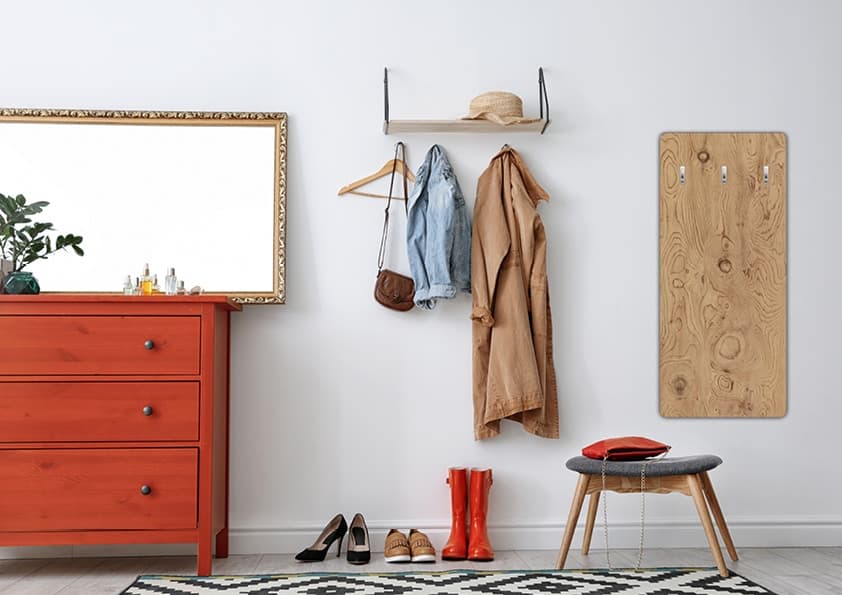 Moderne Flurgestaltung mit roter Kommode, Garderobe an der Wand, Holzbank und Accessoires