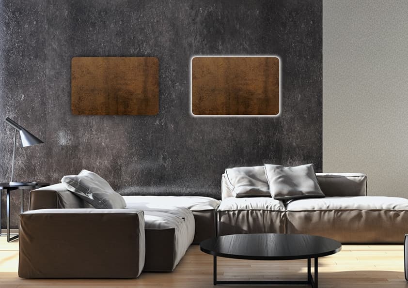 Modernes Wohnzimmer mit grauer Betonwand, zwei rechteckigen Wandbildern in Rostoptik und minimalistischer Möblierung aus
